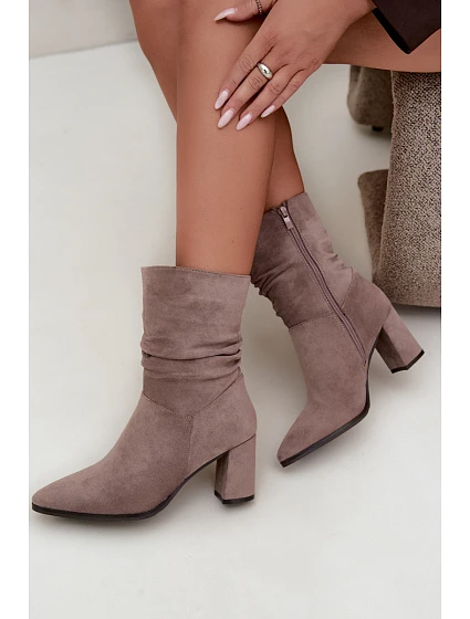 Dámské zateplené kozačky na podpatku s horní částí Taupe model 22368643 - EVENTO