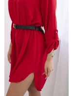 Šaty s delšími zády a pásem červený