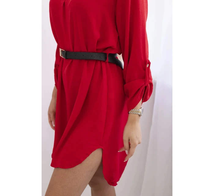 Šaty s delšími zády a pásem červený