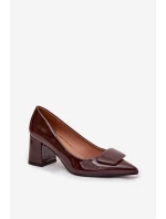 Lakované lodičky na podpatku s ozdobou čokoládové model 21752724 - Boto Lakované lodičky na podpatku s ozdobou čokoládové model 21752724 - Boto