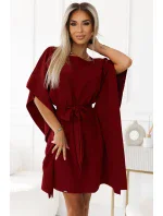 287-34 SOFIA Dámske šaty s motýlikom a viazaním v páse - Bordeaux 287-34 SOFIA Dámske šaty s motýlikom a viazaním v páse - Bordeaux