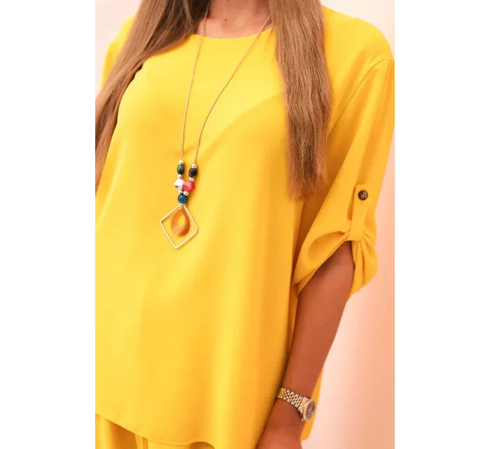 Dámska súprava s blúzkou s náhrdelníkom a širokými nohavicami žltá Dámska súprava s blúzkou s náhrdelníkom a širokými nohavicami žltá