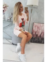 model 18744006 pudrově růžové šaty s 3D grafikou - K-Fashion model 18744006 pudrově růžové šaty s 3D grafikou - K-Fashion
