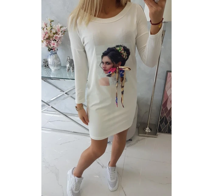 Šaty s grafickou a farebnou 3D mašľou ecru Šaty s grafickou a farebnou 3D mašľou ecru