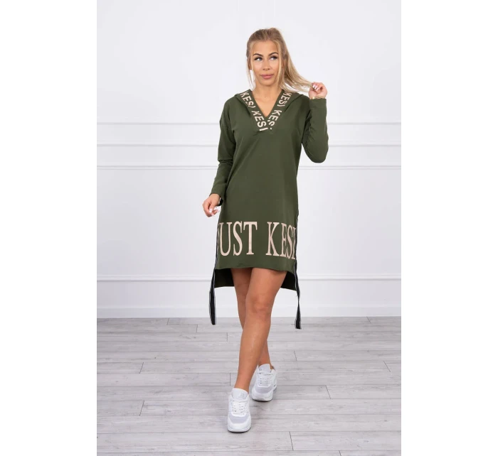 Šaty s kapucí a khaki potiskem