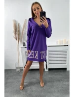 Tmavo fialové šaty s kapucňou a potlačou Tmavo fialové šaty s kapucňou a potlačou
