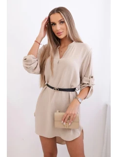 Šaty s dlhším chrbtom a pásom svetlo béžovej farby