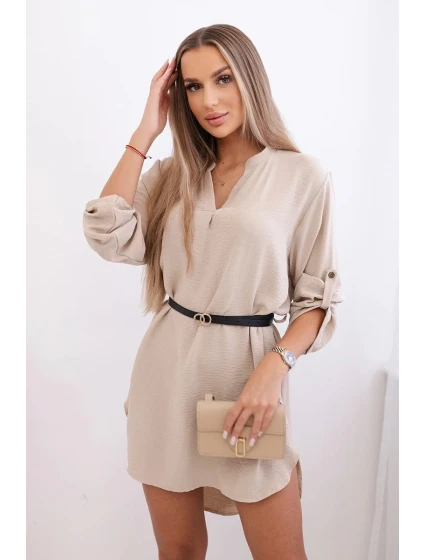 Šaty s dlhším chrbtom a pásom svetlo béžovej farby Šaty s dlhším chrbtom a pásom svetlo béžovej farby