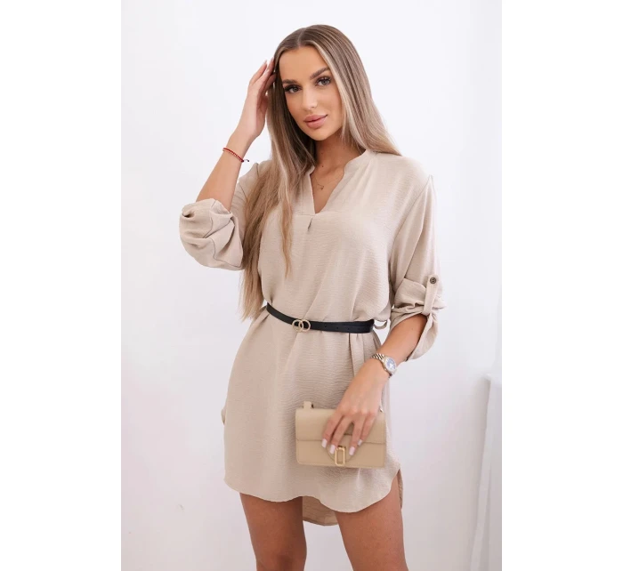 Šaty s dlhším chrbtom a pásom svetlo béžovej farby Šaty s dlhším chrbtom a pásom svetlo béžovej farby