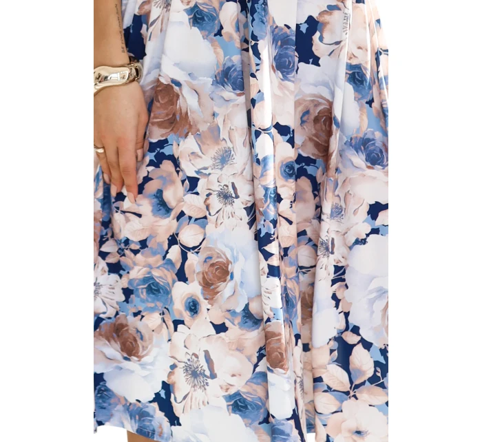 model 21081626 MATILDE Dámské šaty s výstřihem a krátkými rukávy béžové a modré květy - numoco