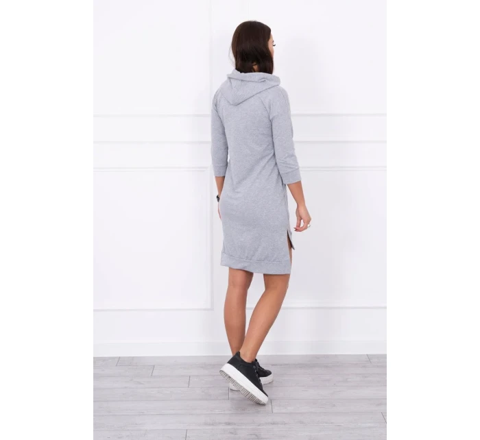 Šaty s dlhším chrbtom a farebnou potlačou šedej farby Šaty s dlhším chrbtom a farebnou potlačou šedej farby