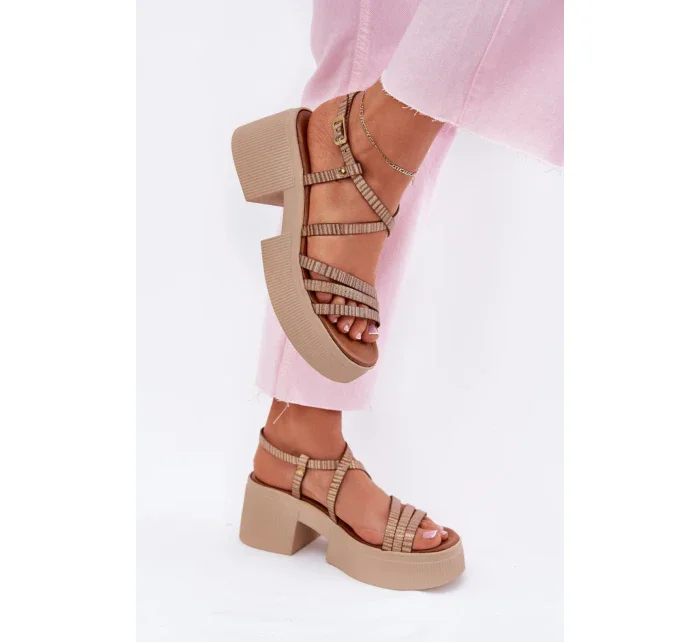 Sandále na podpätku model 214994 Vykročte štýlovo Sandále na podpätku model 214994 Vykročte štýlovo