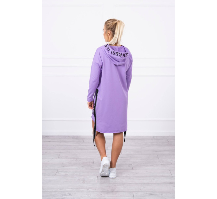 Šaty s kapucňou a potlačou fialovej