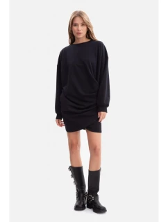 B298 Pletené šaty s bočnými záhybmi - čierne