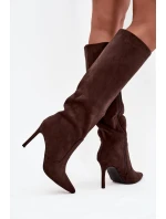 Zateplené dámské kozačky na jehlovém podpatku z eko semiše čokoládové model 21728457 - Boto Zateplené dámské kozačky na jehlovém podpatku z eko semiše čokoládové model 21728457 - Boto