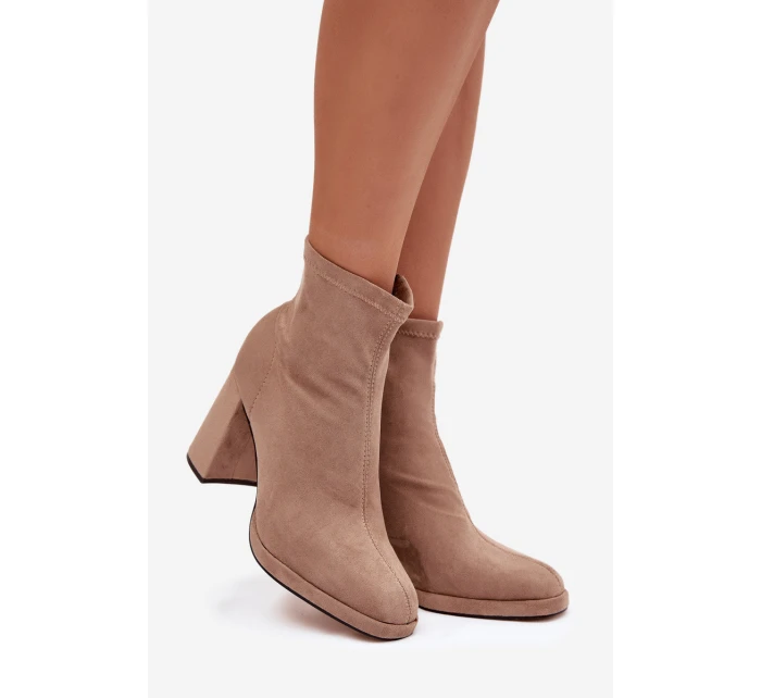 Dámské kotníkové boty z eko semiše na podpatku béžové model 21788083 - Boto Dámské kotníkové boty z eko semiše na podpatku béžové model 21788083 - Boto