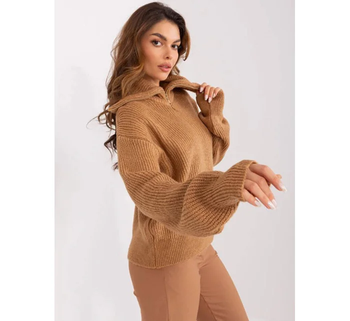 Dámsky voľný sveter v ťavej farbe s rolákom (0374)