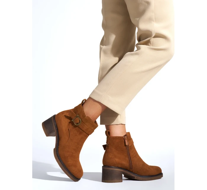Moderní hnědé kotníčkové boty dámské na širokém podpatku Moderní hnědé kotníčkové boty dámské na širokém podpatku