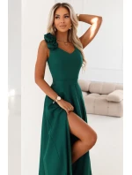 model 21802216 Elegantní večerní maxi šaty s rozparkem a růžemi lahvově zelené - numoco