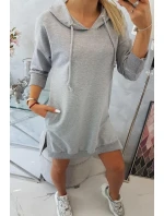 Šaty s kapucňou a dlhším chrbtom šedej