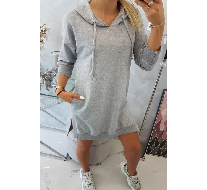 Šaty s kapucňou a dlhším chrbtom šedej