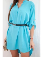 Šaty s delší zadní částí a páskem tyrkysová