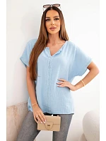 Dámska bavlnená blúzka oversize s výstrihom do V a čipkou modrá Dámska bavlnená blúzka oversize s výstrihom do V a čipkou modrá