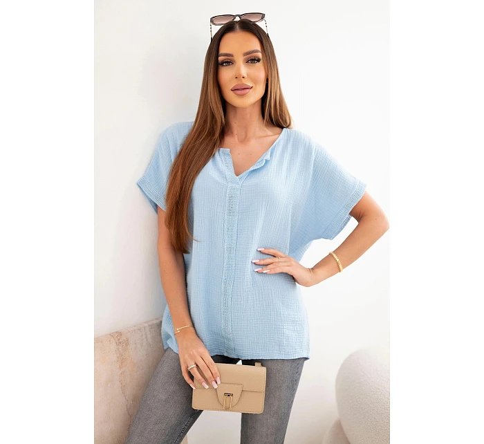 Dámska bavlnená blúzka oversize s výstrihom do V a čipkou modrá Dámska bavlnená blúzka oversize s výstrihom do V a čipkou modrá