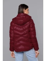 Dámska krátka zimná bunda v čerešňovej farbe (23066-7)