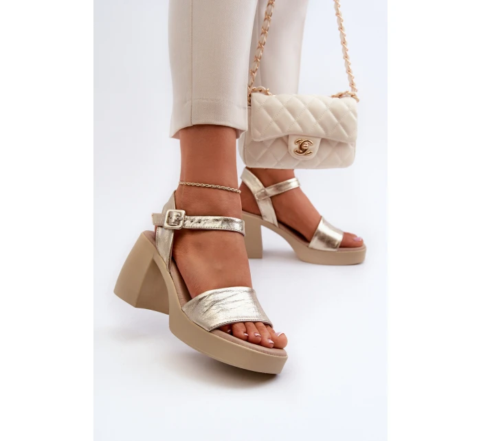 model 21655608 Dámské Kožené Sandály Na Klínu Zlaté - Zazoo