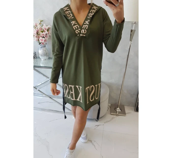 Šaty s kapucí a khaki potiskem