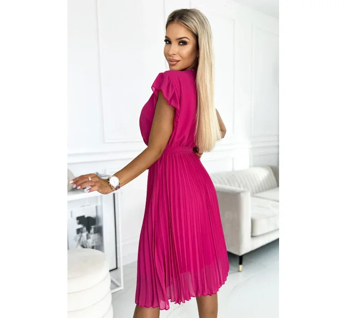 Dámské plisované šaty ve fuchsijové barvě s výstřihem a s volánky na ramenou model 21290230 - numoco basic Dámské plisované šaty ve fuchsijové barvě s výstřihem a s volánky na ramenou model 21290230 - numoco basic