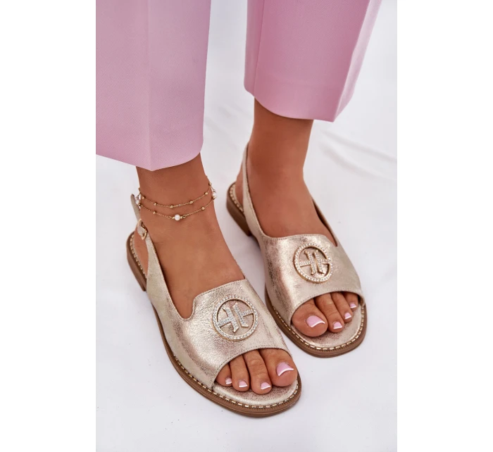 Dámské sandály na plochém podpatku s ozdobou model 21698206 zlaté - S.Barski Dámské sandály na plochém podpatku s ozdobou model 21698206 zlaté - S.Barski
