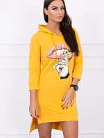 Šaty s dlhším chrbtom a farebnou horčicovou potlačou