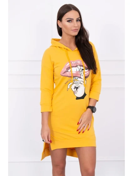 Šaty s dlhším chrbtom a farebnou horčicovou potlačou