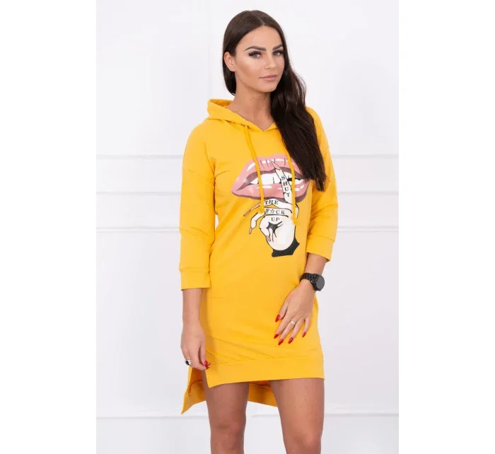 Šaty s dlhším chrbtom a farebnou horčicovou potlačou