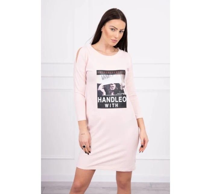 model 18744066 s pudrově růžovými šaty s potiskem - K-Fashion model 18744066 s pudrově růžovými šaty s potiskem - K-Fashion