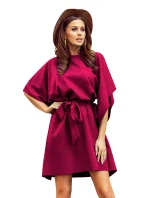 SOFIA Dámské šaty ve vínové bordó barvě se zavazováním v pase model 17355327 - numoco SOFIA Dámské šaty ve vínové bordó barvě se zavazováním v pase model 17355327 - numoco