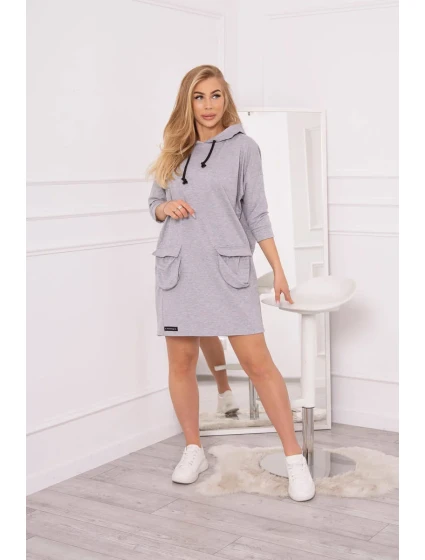 Šedé šaty s kapucí Šedé šaty s kapucí
