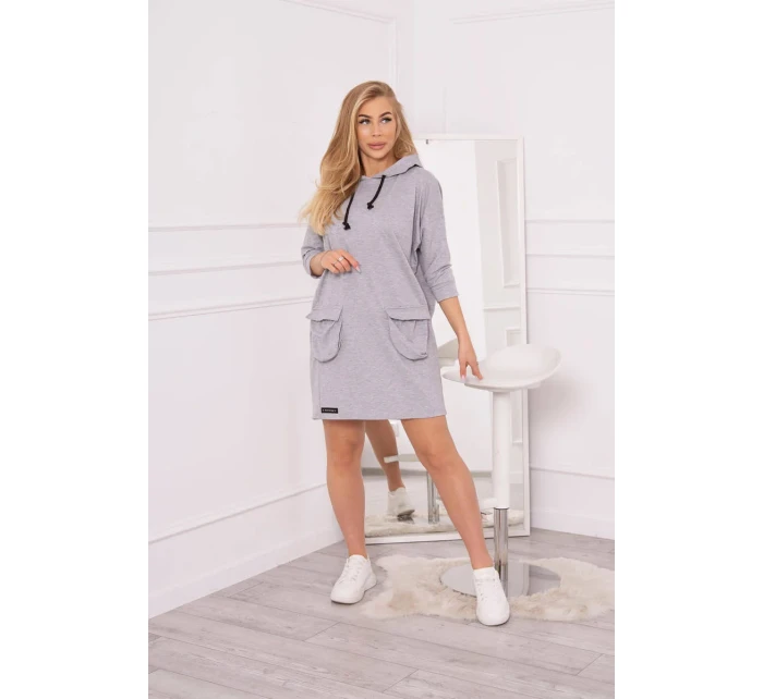 Šedé šaty s kapucí Šedé šaty s kapucí