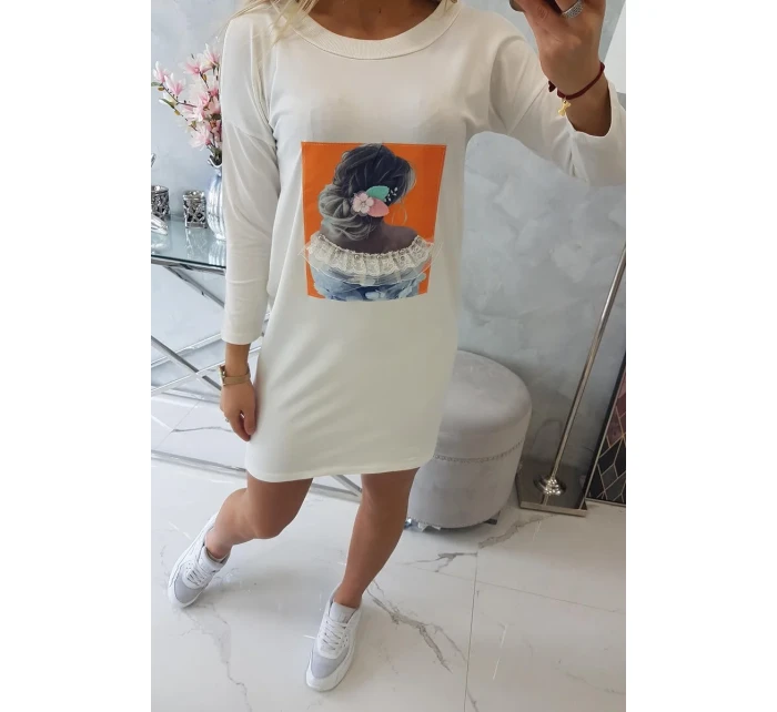 Šaty s 3D v barvě ecru model 18744132 - K-Fashion Šaty s 3D v barvě ecru model 18744132 - K-Fashion