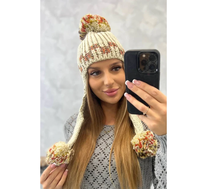 Dámská klapka na uši Nadia model 18751627 béžová - K-Fashion Dámská klapka na uši Nadia model 18751627 béžová - K-Fashion