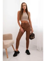 Dámské kalhoty z ekokůže s kapsami a vázáním v pase hnědé Dámské kalhoty z ekokůže s kapsami a vázáním v pase hnědé