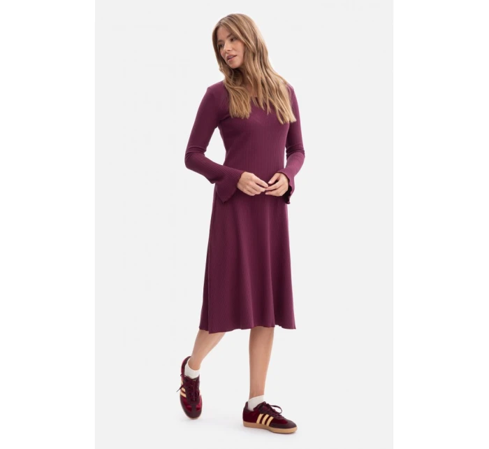 B308 Midi šaty z rebrovaného úpletu - slivka