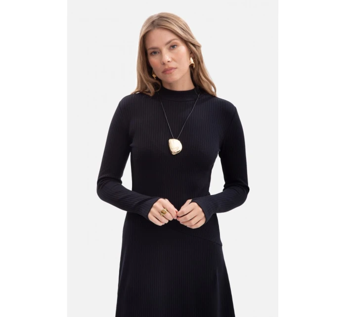 B299 Rebrované midi šaty s asymetrickým pásom - čierne