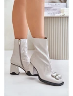 Lakované Dámské Boty Na Podpatku S Dekorací model 21675875 Světle Šedé D&A - S.Barski Lakované Dámské Boty Na Podpatku S Dekorací model 21675875 Světle Šedé D&A - S.Barski