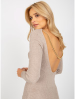 Tmavobéžové pletené šaty s výrezom na chrbte