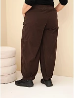 Dámské kalhoty bavlněné Plus Size manšestrové s gumou v pase a kapsami hnědé