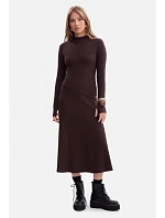 B299 Rebrované midi šaty s asymetrickým pásom - tmavá čokoláda