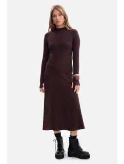 model 21379836 Žebrované midi šaty s asymetrickým pasem tmavě čokoládové - BeWear